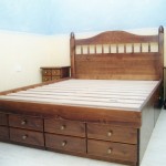 Estructura de cama y mesillas fabricadas en pino macizo. Gaveteros bajo cama fabricados en D.M.